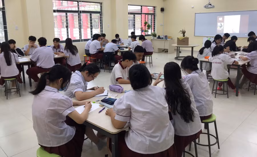 Tiết học Mỹ thuật của học sinh Trường Tiểu học, THCS, THPT Ngô Thời Nhiệm.