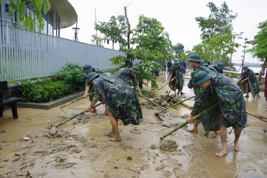 "Bóng áo xanh" góp sức dọn quang bùn đất sau lũ lụt ảnh 3