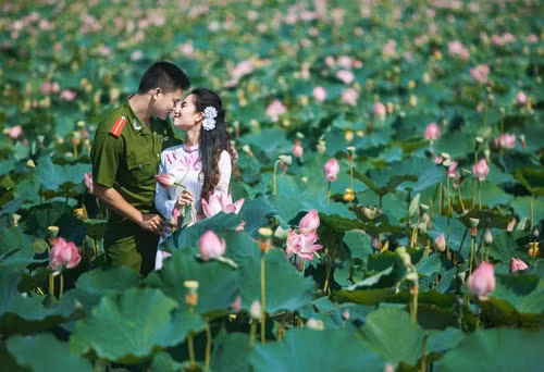 Chuyện tình lãng mạn của chàng công an si tình ảnh 4 Chuyện tình lãng mạn của chàng công an si tình - 5