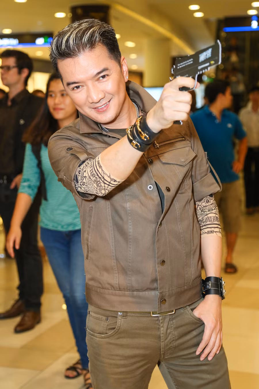 Đàm Vĩnh Hưng diện "cây denim" cá tính khi đến ủng hộ phim có sự tham gia của Trương Ngọc Ánh. Nam ca sĩ tạo dáng bắt chước hình ảnh các diễn viên trong poster.