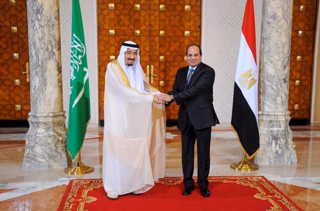 Quốc vương Salman (trái) bắt tay Tổng thống Abdel Fattah al-Sisi trong cuộc hội đàm ở thủ đô Cairo (Ai Cập) ngày 7/4. Ảnh: Reuters