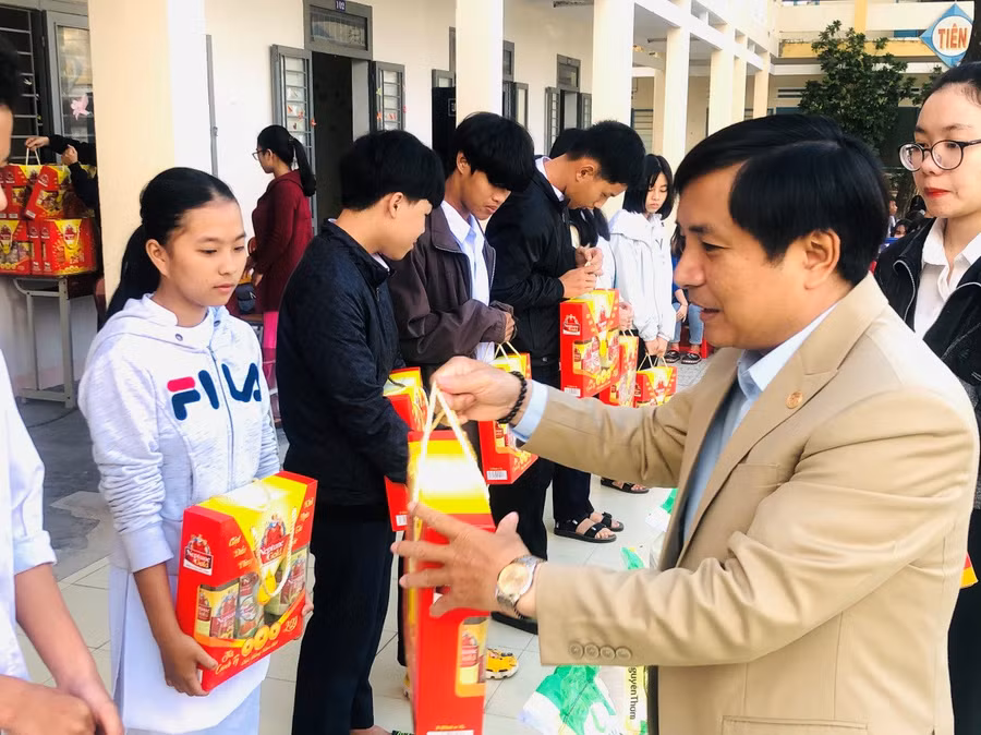Ông Đinh Lương Y - Giám đốc Trung tâm GDTX số 2 Đà Nẵng trao quà Tết cho học sinh. Ông Đinh Lương Y - Giám đốc Trung tâm GDTX số 2 Đà Nẵng trao quà Tết cho học sinh.