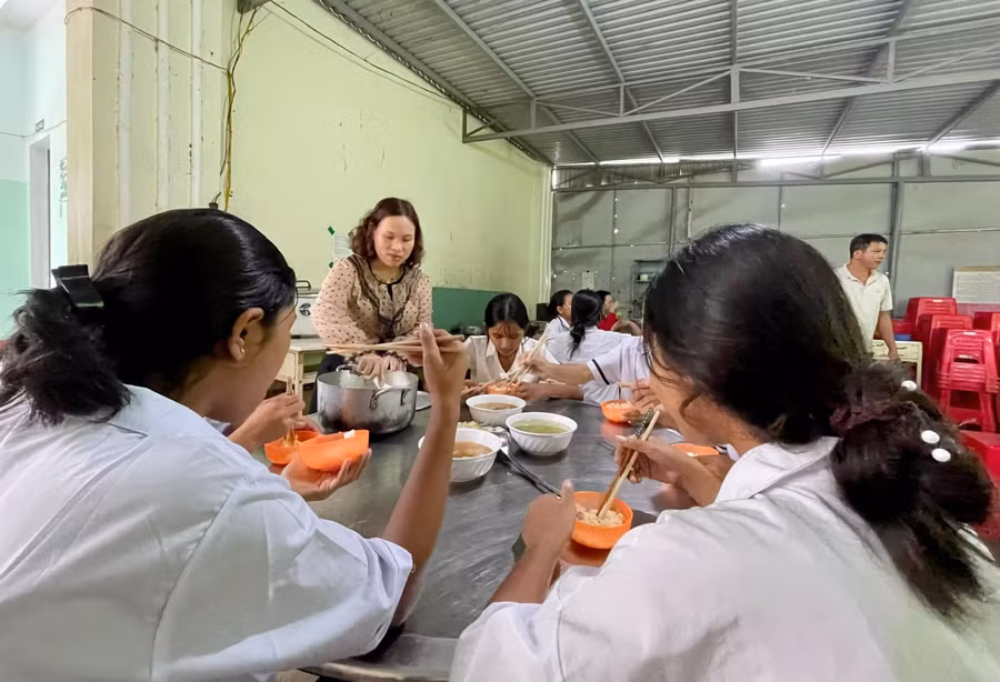 Thầy cô Trường THCS Đăk Ruồng thay cha mẹ chăm lo cho học sinh bán trú. Ảnh: Dung Nguyễn Thầy cô Trường THCS Đăk Ruồng thay cha mẹ chăm lo cho học sinh bán trú. Ảnh: Dung Nguyễn