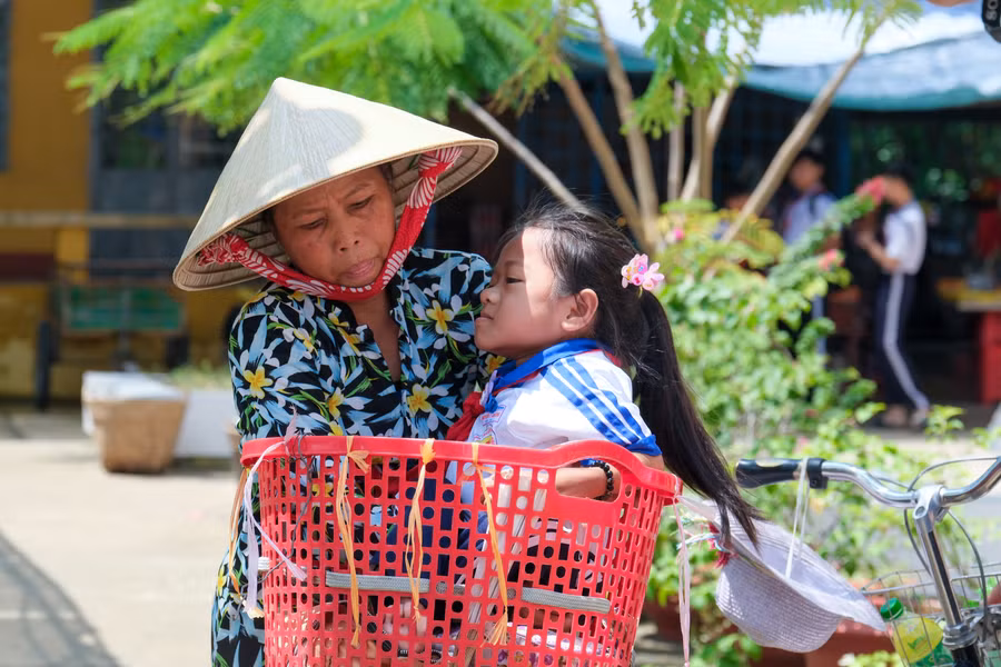 Bà nội của Kim Chi là người đồng hành chia sẻ buồn vui cùng cháu gái trên từng bước đường.