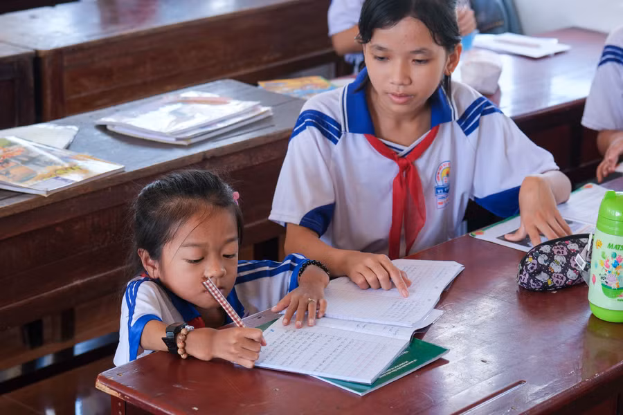 Kim Chi học tập cùng bạn bè.