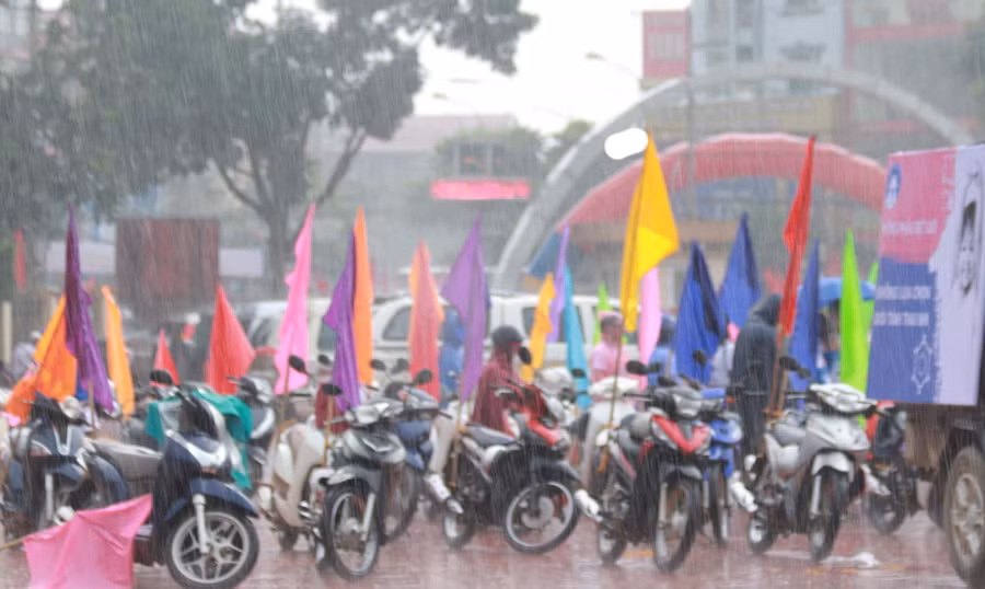 Mặc dù mưa lớn nhưng tình nguyện viên vẫn nhiệt tình tham gia Mít tinh, cổ động, diễu hành Mặc dù mưa lớn nhưng tình nguyện viên vẫn nhiệt tình tham gia Mít tinh, cổ động, diễu hành