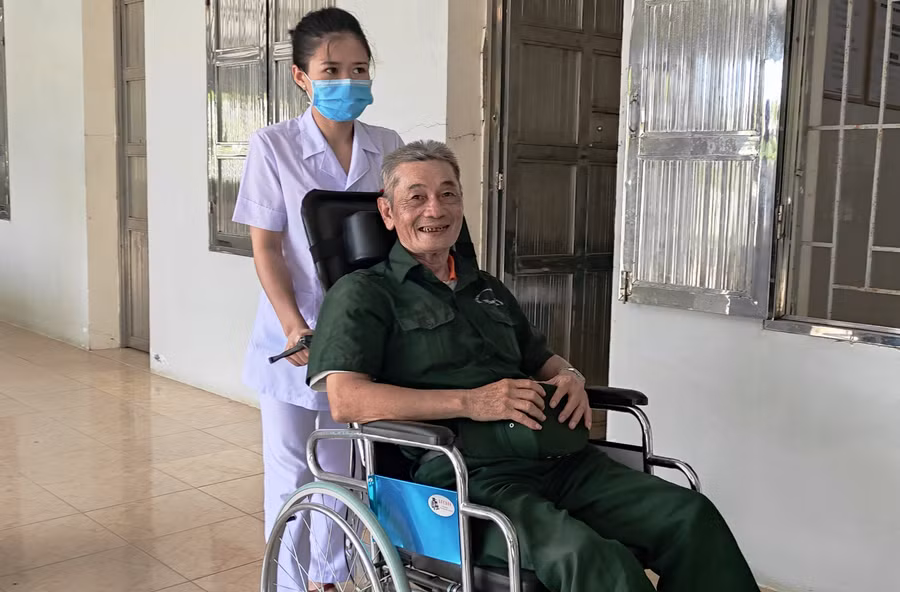 Thương bệnh binh được nhân viên Trung tâm đưa đi kiểm tra sức khỏe hằng ngày. Thương bệnh binh được nhân viên Trung tâm đưa đi kiểm tra sức khỏe hằng ngày.