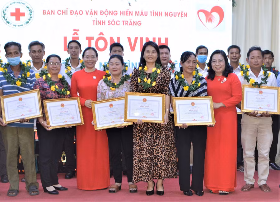 Cô Nguyễn Thị Ngoan (thứ 4 từ phải sang) nhận Bằng khen của Chủ tịch UBND tỉnh Sóc Trăng tại Lễ tôn vinh 125 tấm gương hiến máu tình nguyện tiêu biểu năm 2022.