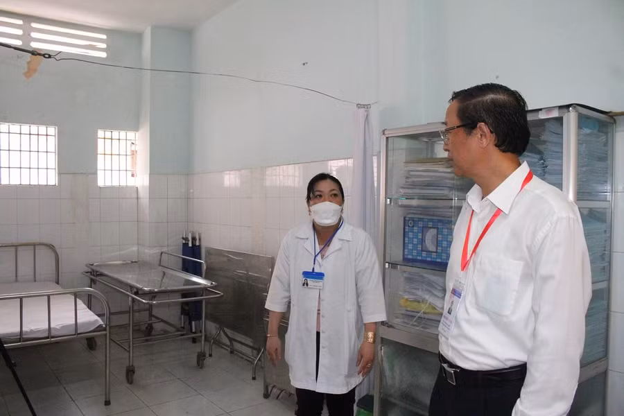 Thứ trưởng Phạm Ngọc Thưởng kiểm tra phòng y tế tại điểm thi.