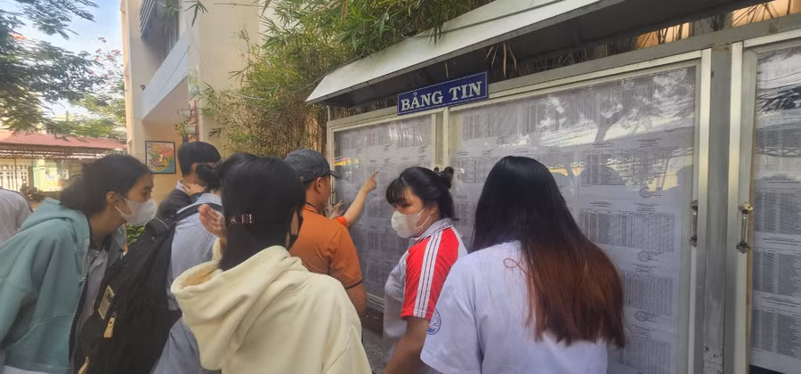 Các thí sinh tại điểm thi THCS Ngô Sĩ Liên xem lại số báo danh, phòng thi của mình. Các thí sinh tại điểm thi THCS Ngô Sĩ Liên xem lại số báo danh, phòng thi của mình.