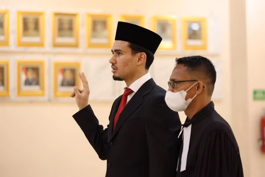 Nathan Tjoe-A-On (trái) tuyên thệ để trở thành công dân Indonesia. Ảnh: INT.