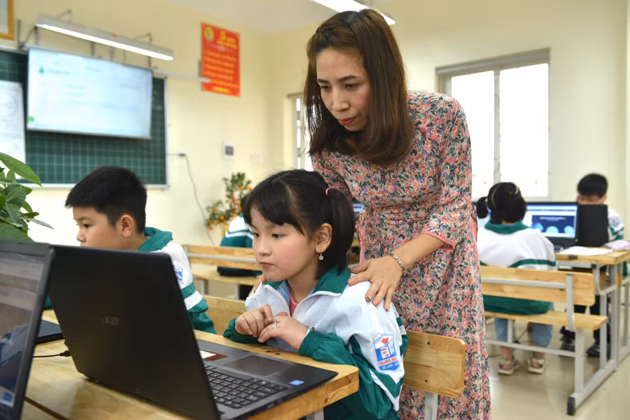 Cô - trò Trường Tiểu học Quang Minh B (Mê Linh, Hà Nội). Ảnh: TG