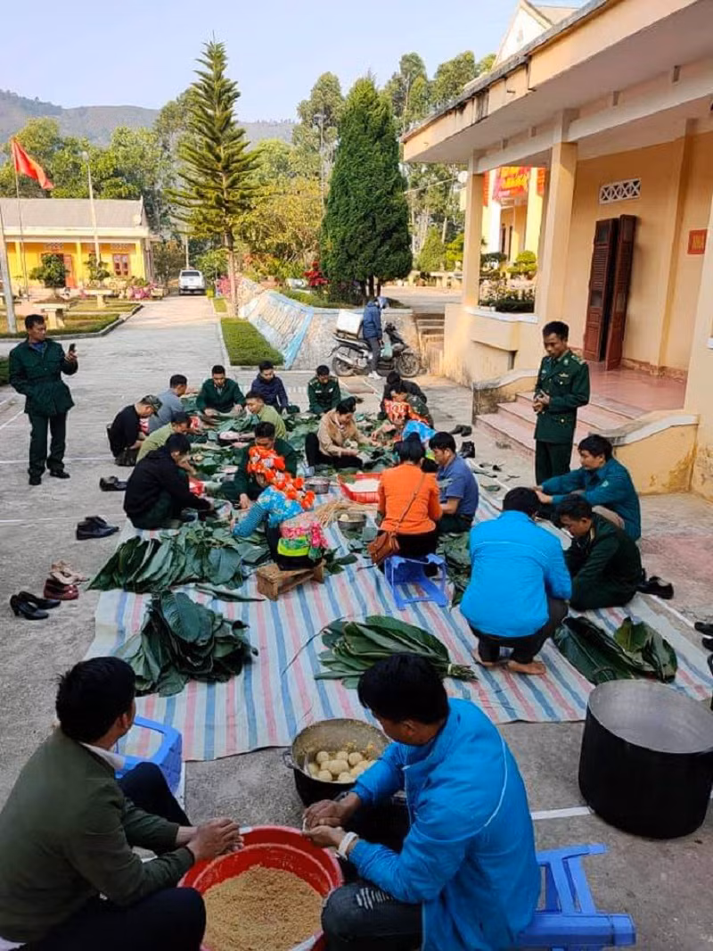 Quân - dân chung vui trong ngày Tết truyền thống của đồng bào dân tộc thiểu số nơi biên giới.