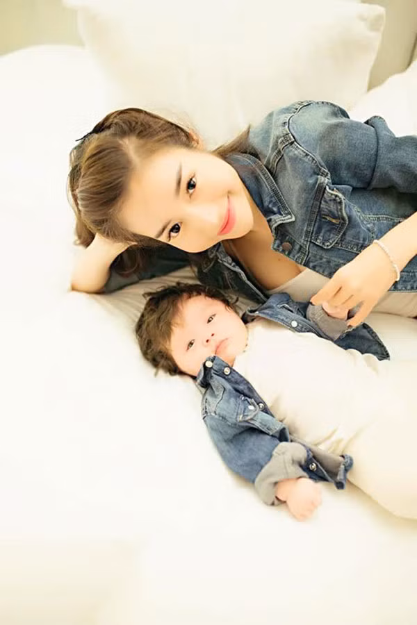 10 set đồ đôi mẹ con cùng kute của Elly Trần và bé Mộc Trà