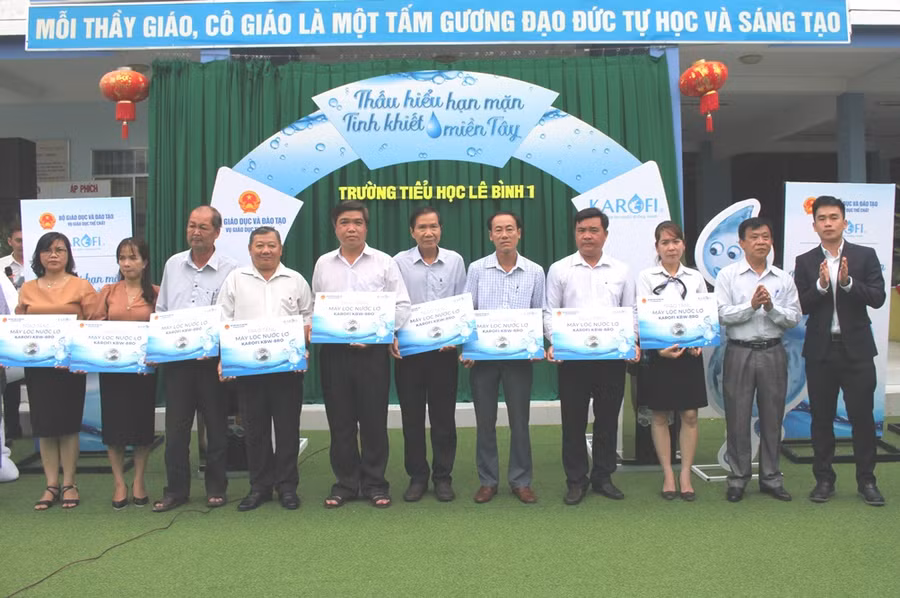 Đại diện Tập đoàn Karofi tặng máy lọc nước cho các trường học.