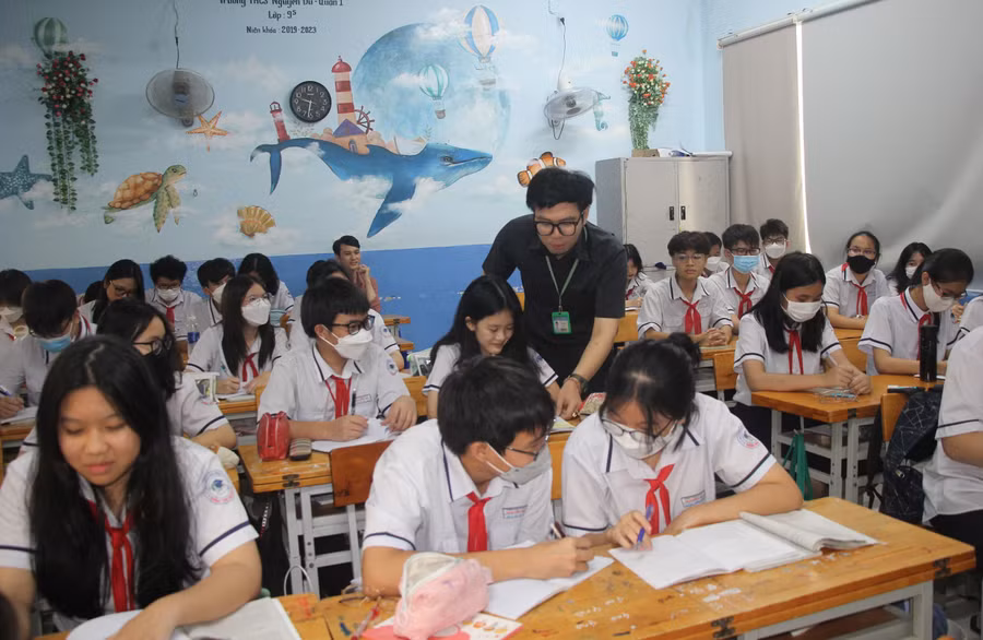 Thầy Võ Kim Bảo luôn quan tâm đến việc giáo dục học sinh về đạo đức, lối sống và kỹ năng sử dụng mạng xã hội văn minh. Ảnh: TG Thầy Võ Kim Bảo luôn quan tâm đến việc giáo dục học sinh về đạo đức, lối sống và kỹ năng sử dụng mạng xã hội văn minh. Ảnh: TG