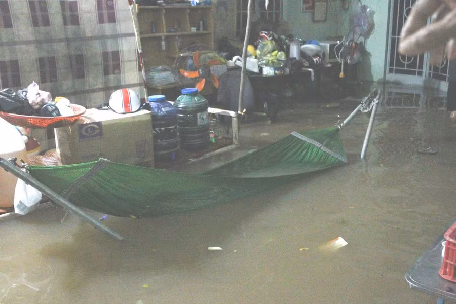 Nước ngập khiến nhiều gia đình cuộc sống bị đảo lộn.