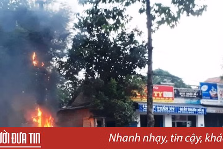 Cột điện bốc cháy vào thời điểm đông người qua lại. (Ảnh: T.A)