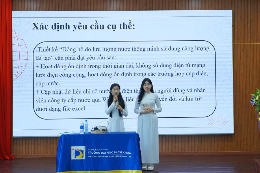 Học sinh Trường THPT Trần Phú (Đà Nẵng) thuyết trình dự án. 