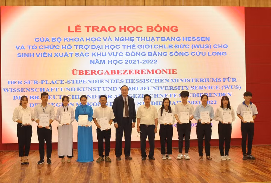 TS Nguyễn Thanh Dũng, Phó Hiệu trưởng Trường ĐH Cửu Long và TS Bùi Công Thọ trao học bổng cho sinh viên.