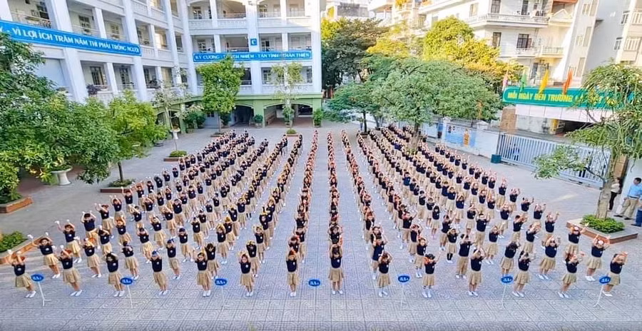Giờ thể dục của học sinh Trường Tiểu học Ái Mộ (Long Biên, Hà Nội). Giờ thể dục của học sinh Trường Tiểu học Ái Mộ (Long Biên, Hà Nội).