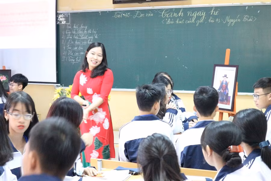 Cô Vũ Thị Dung, Giáo viên Trường THPT Xuân Phương (Hà Nội) cùng học trò trong giờ học. Cô Vũ Thị Dung, Giáo viên Trường THPT Xuân Phương (Hà Nội) cùng học trò trong giờ học.