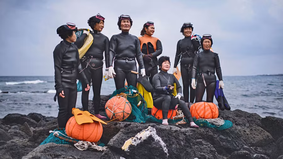 Câu chuyện cực ngầu về những "nàng tiên cá" 70 tuổi cuối cùng trên đảo Jeju - Ảnh 14. Câu chuyện cực ngầu về những "nàng tiên cá" 70 tuổi cuối cùng trên đảo Jeju - Ảnh 14.