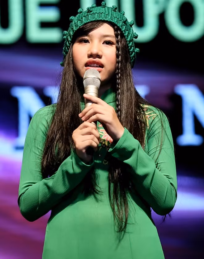 Cô bé chia sẻ trước giờ diễn, cha nuôi đích thân đưa đến cửa hiệu bán tóc để chọn bộ đẹp nhất xuất hiện trên sân khấu live show. Hoài Lâm giả giọng Quang Lê khiến khán giả phấn khích