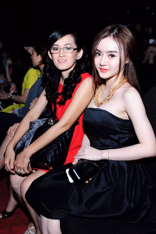Em gái Angela Phương Trinh ngày càng hở bạo
