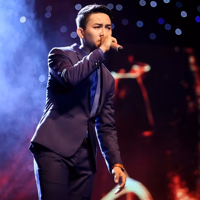 Tối 25/4, Hoài Lâm biểu diễn trong live show Hát trên quê hương, chủ đề Tình yêu và nỗi nhớ tại sân khấu Lan Anh, TP HCM trong vai trò khách mời. Hoài Lâm thể hiện 2 ca khúc trữ tình Hãy quên anh và Đừng nhắc chuyện đau lòng. Từng được yêu thích tại Gương mặt thân quen nhờ khả năng giả giọng các ca sĩ nổi tiếng, trên sân khấu, anh khiến khán giả vỗ tay không ngớt khi MC Anh Quân yêu cầu nhái giọng ca sĩ Quang Lê. Hoài Lâm giả giọng Quang Lê khiến khán giả phấn khích