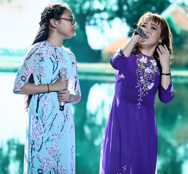Sau đó, nữ ca sĩ nhí diện áo dài, song ca cùng cô ruột. Quế Như là người dạy dỗ và đồng hành cùng "chị Bảy" suốt thời gian tham gia cuộc thi ca hát. Ông bầu Quang Lê phải mất nhiều công sức thuyết phục cô xuất hiện trên sân khấu cùng cháu gái. Hoài Lâm giả giọng Quang Lê khiến khán giả phấn khích