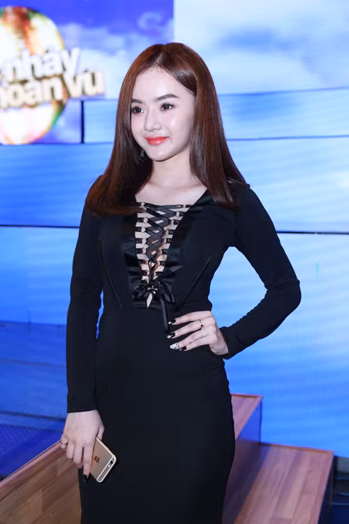 Em gái Angela Phương Trinh ngày càng hở bạo