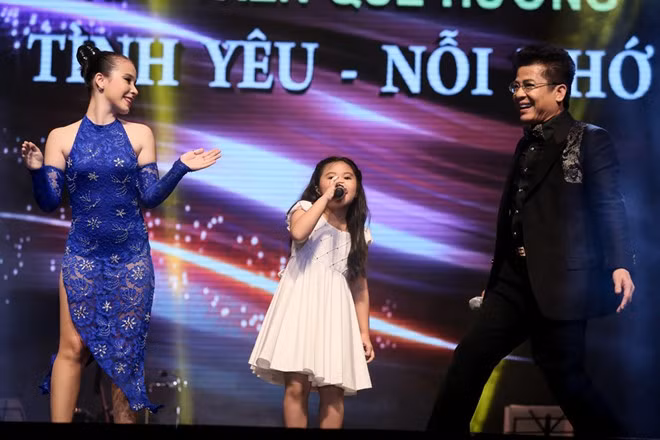 MC Thanh Bạch hoạt náo đêm nhạc bằng điệu nhảy vui nhộn và những câu nói hài hước. Hoài Lâm giả giọng Quang Lê khiến khán giả phấn khích