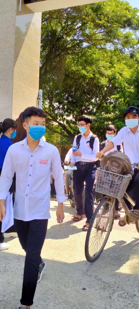 Nhiều thí sinh tự đi xe đến điểm thi, không để phụ huynh đưa đón để hạn chế người nhà tập trung đông trước cổng trường