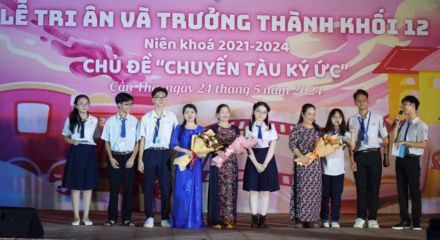 Học sinh Trường THPT Châu Văn Liêm (TP Cần Thơ) tri ân thầy cô tại chương trình “Chuyến tàu ký ức”. Ảnh: Quốc Ngữ