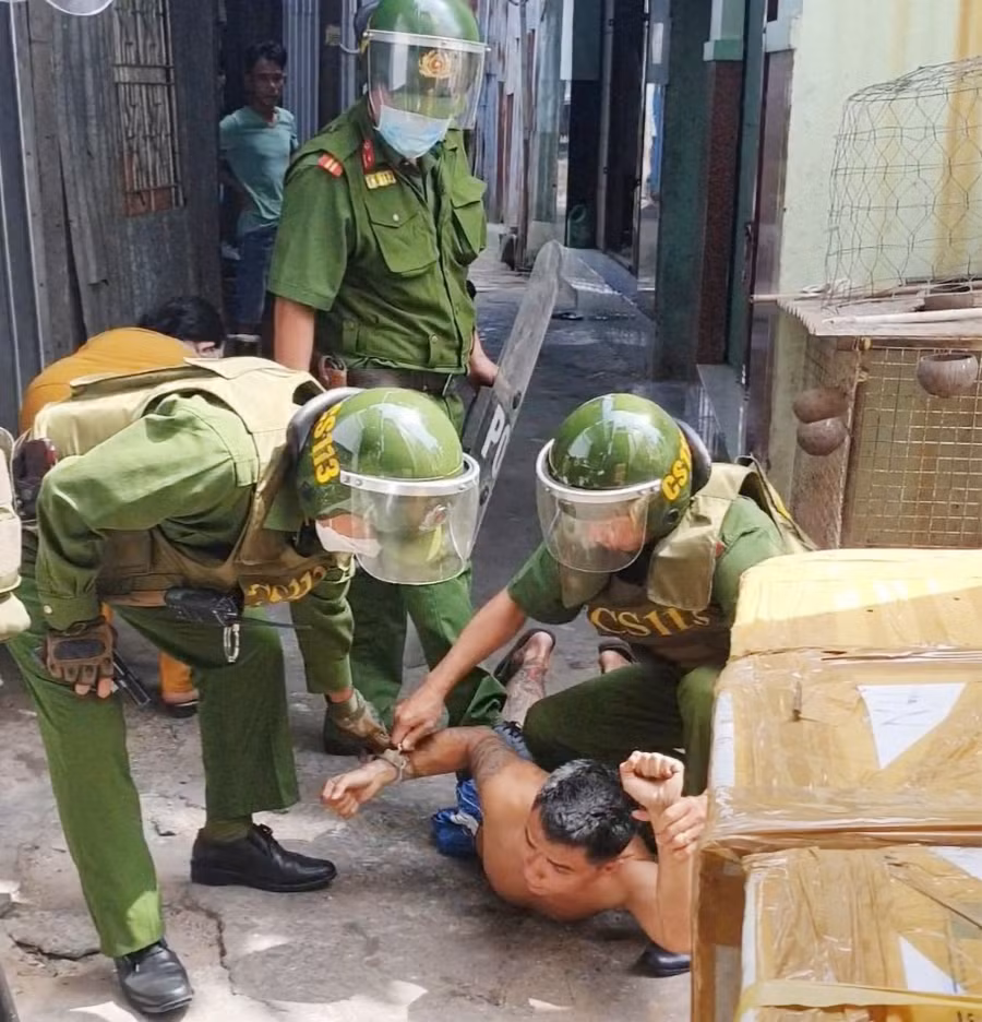 Lực lượng Công an kịp thời khống chế đối tượng Thiện có biểu hiện "ngáo đá" dùng hung khí đâm cha ruột. (Ảnh: Tiến Tầm)