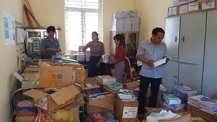Cán bộ, nhân viên Trường PTDT Bán trú THCS xã Chung Chải sắp xếp lại sách giáo khoa.