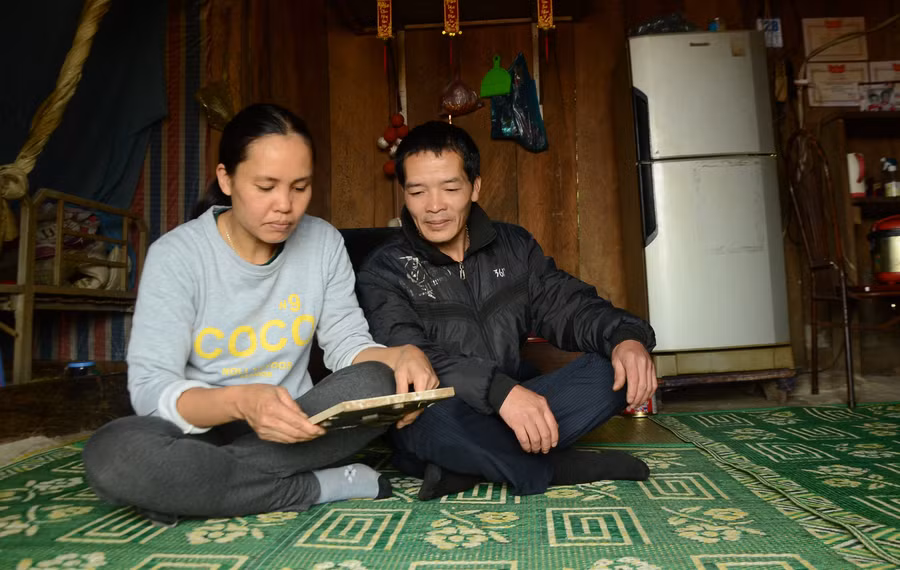 Vợ chồng thầy giáo Đàm Anh Tuân trong căn nhà được dựng lên nhờ sự hỗ trợ của bà con địa phương.