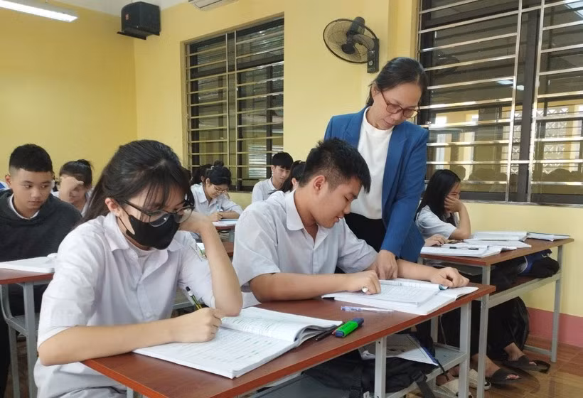 Cô - trò Trường THCS Ngô Văn Sở (TP Lào Cai, Lào Cai). Ảnh: gdtd.vn Cô - trò Trường THCS Ngô Văn Sở (TP Lào Cai, Lào Cai). Ảnh: gdtd.vn