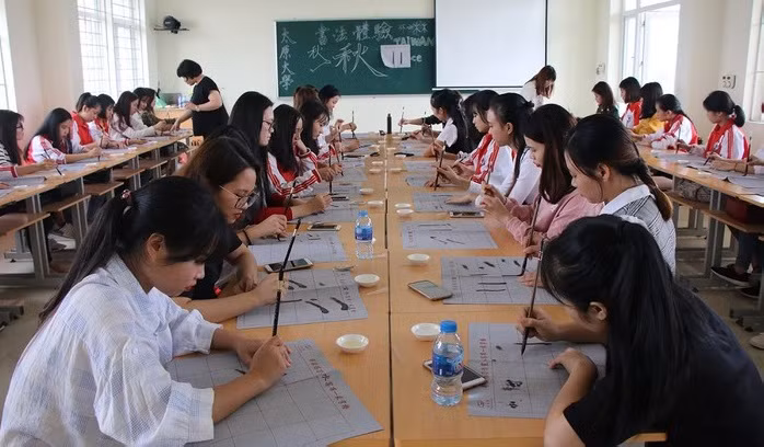 Sinh viên Trường Đại học Ngoại ngữ - Đại học Thái Nguyên học trên giảng đường. Ảnh: INT