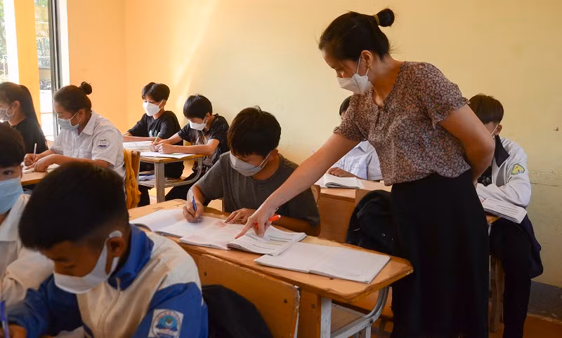 Nhiều giáo viên phải kiêm nhiệm 2 lớp ở 2 cấp trong cùng một xã.