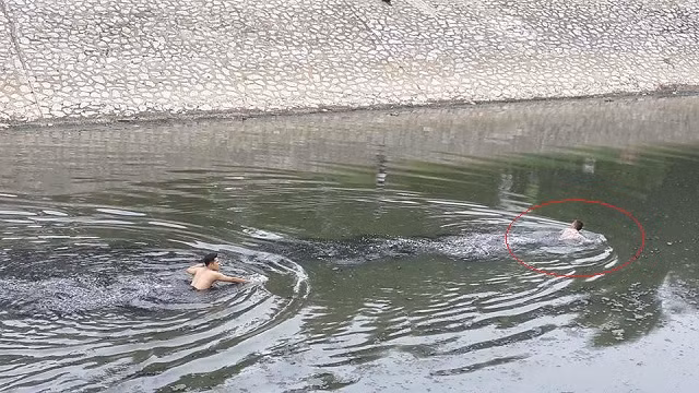 Hà Nội: Dùng gậy móc sắt vây bắt kẻ trộm vùng vẫy giữa sông Tô Lịch ảnh 1