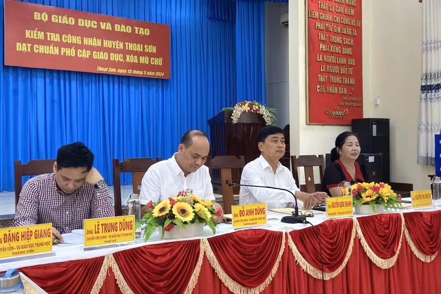 Đoàn công tác làm việc tại huyện Thoại Sơn (An Giang). Đoàn công tác làm việc tại huyện Thoại Sơn (An Giang).
