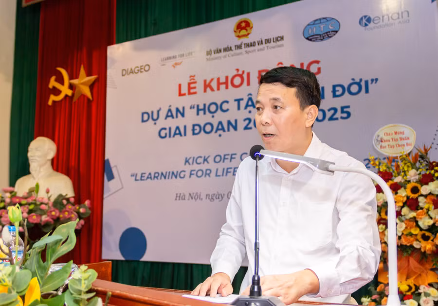 Ông Trịnh Cao Khải, Hiệu trưởng Trường CĐ Du lịch Hà Nội phát biểu tại buổi lễ.