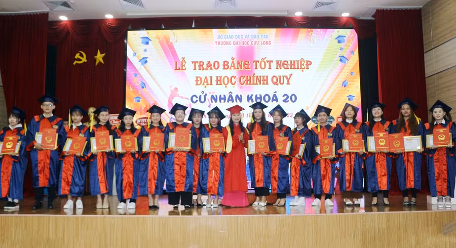 TS Đặng Thị Ngọc Lan, Phó Hiệu trưởng Trường Đại học Cửu Long trao giấy khen và bằng tốt nghiệp cho tân cử nhân đạt loại giỏi.