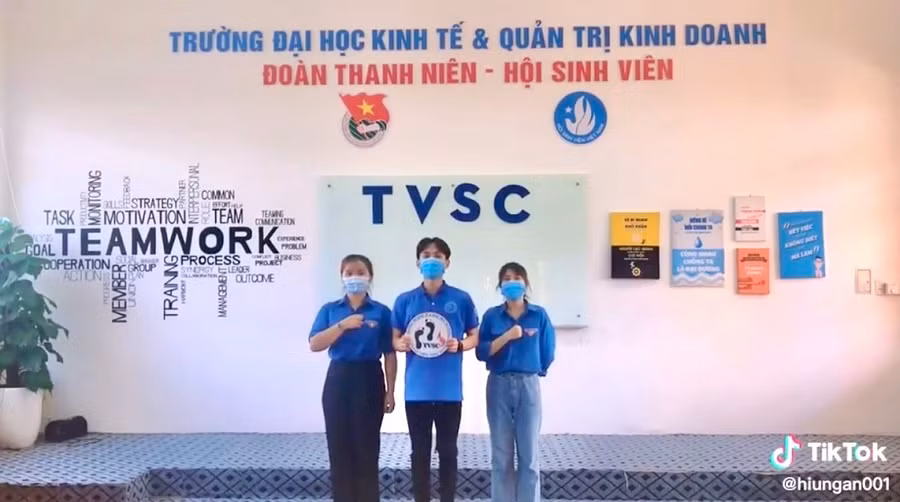 Các đoàn viên thanh niên của Trường ĐH Kinh tế và QTKD thể hiện vũ điệu “tôi đi bầu cử”.