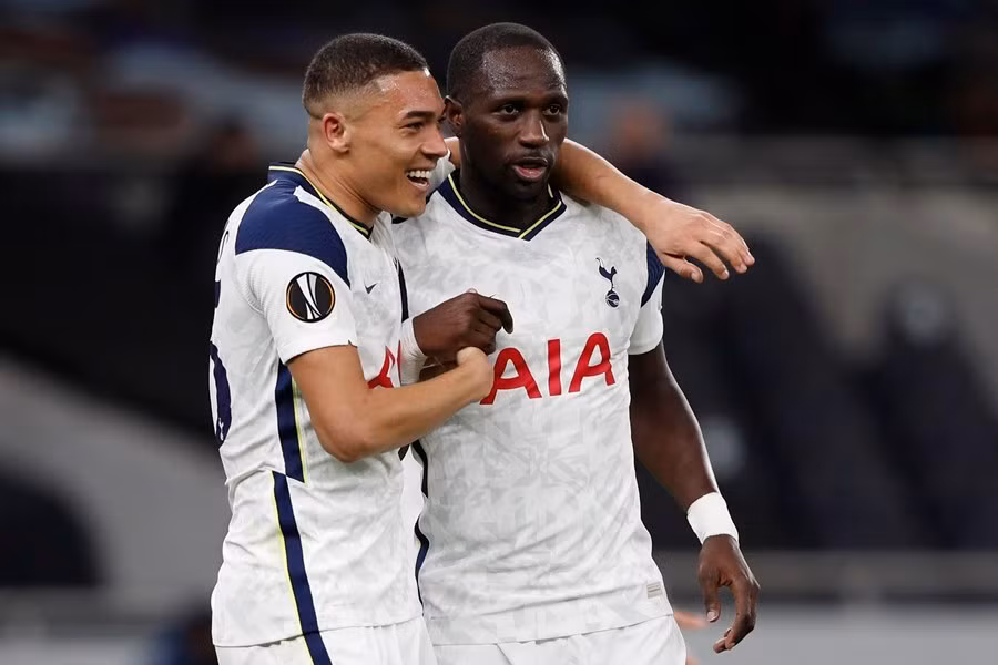 Carlos Vinícius (trái) tỏa sáng với cú đúp.