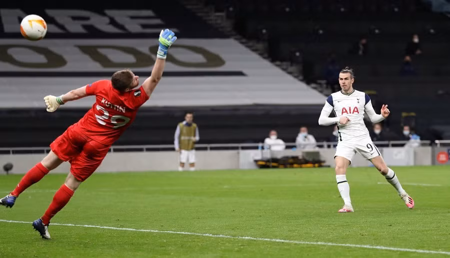 4 phút sau khi vào sân, Gareth Bale ghi tên mình lên bảng điện tử.
