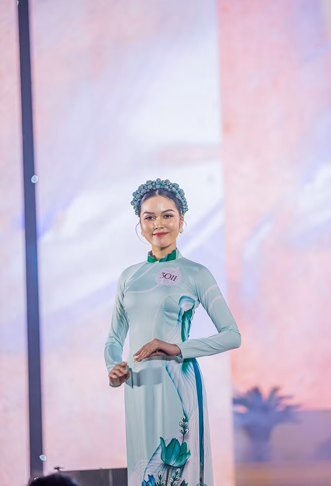 Thạch Thị Ngọc Trinh trong trang phục áo dài.