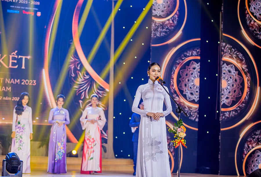 Thí sinh Thạch Thị Ngọc Trinh, SV Trường ĐH Trà Vinh đoạt giải Á khôi 2 tại vòng Vòng Chung kết Cuộc thi Hoa khôi SV Việt Nam khu vực miền Nam.